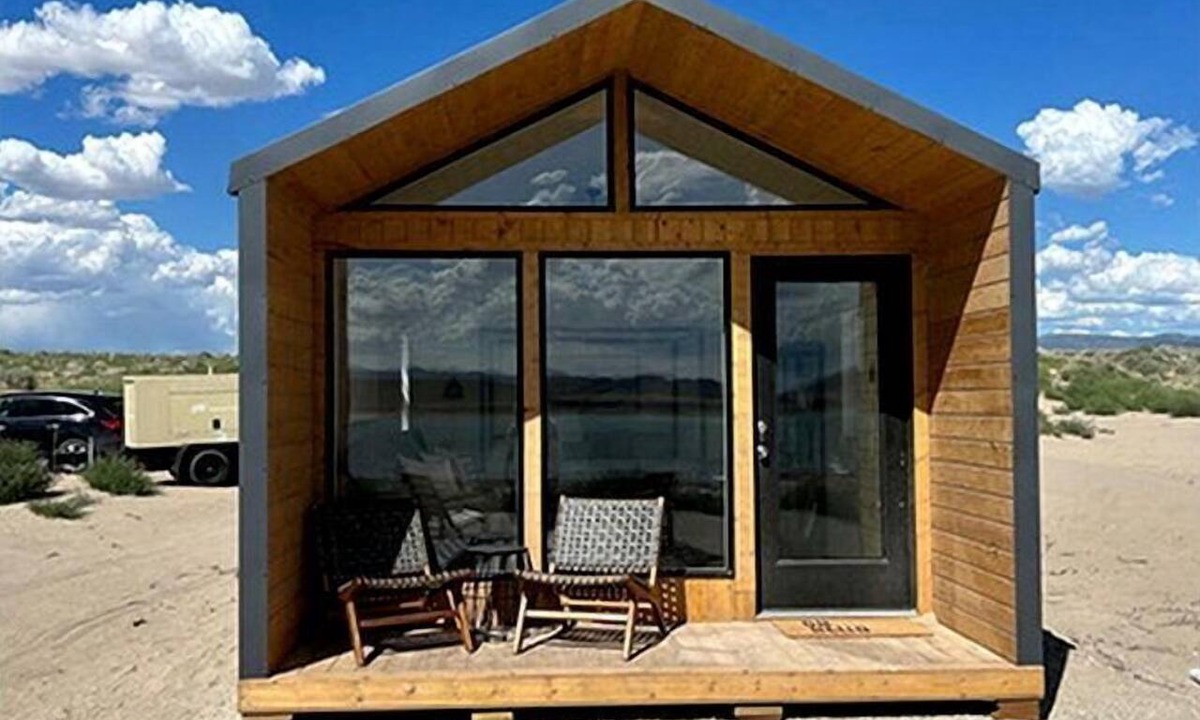 Levan Cabin | Modern Tiny House on Yuba Lake with Stunning Views for a Wonderful Couples Retreat in Utah