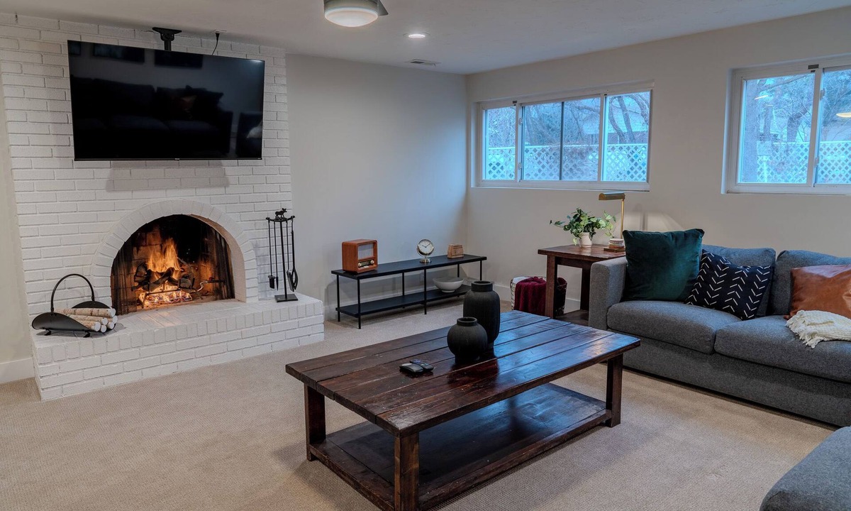 Sandy Apartment | Mountain Views - 7 Min to Both Canyons - Fireplace - Spacious 3 Br - Bball Court