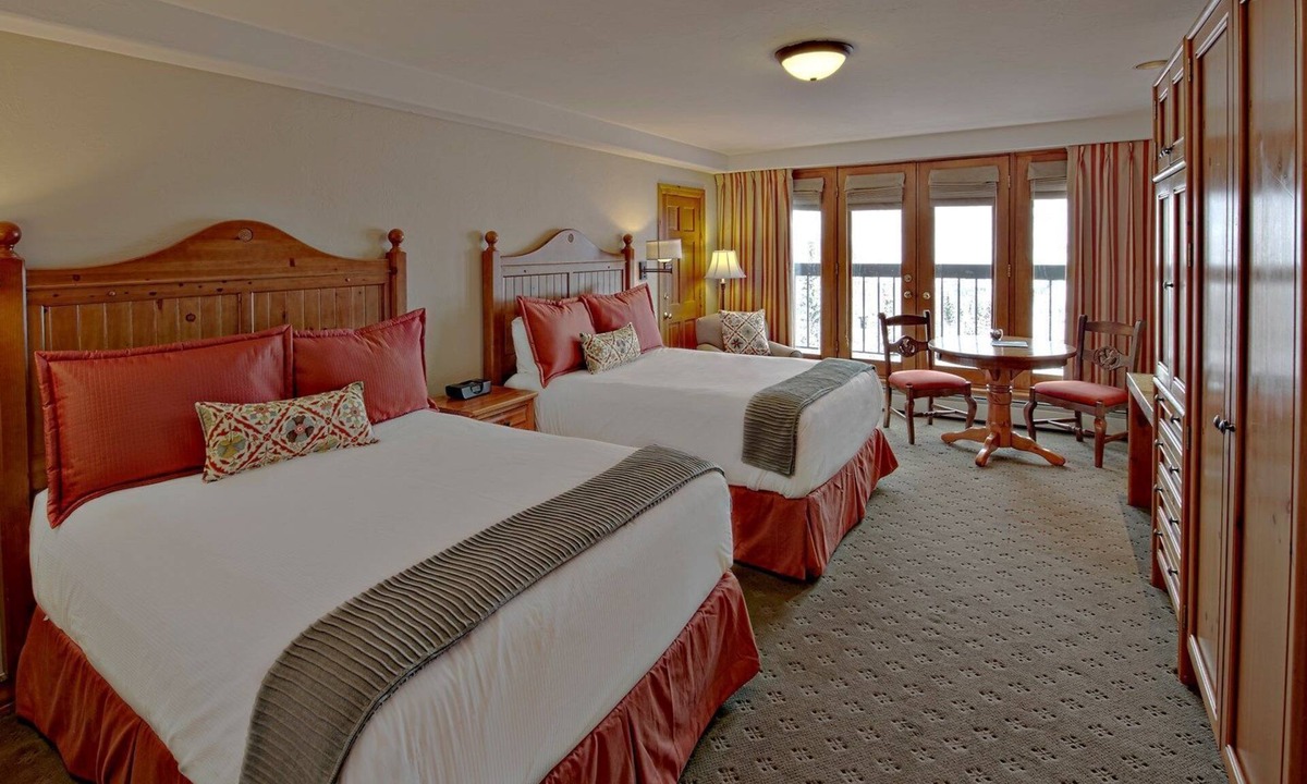 Beaver Creek Cabin | Mountainside Living Space | Hot Tub + Pool Access