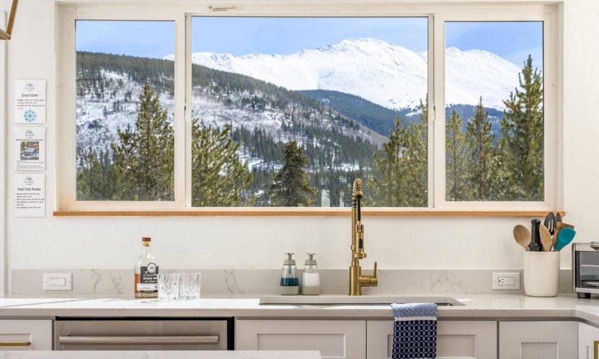 Westridge Cabin | Mtn & Lake Views, Hot Tub, Dog Friendly, Chef's Kitchen, 5 min to Main St Breck