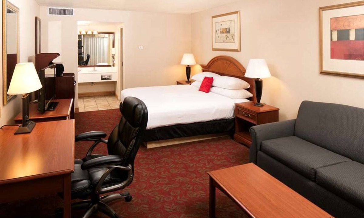 St. George Hotel | Nature Escape! Premium King | Outdoor Pool, Parking, Breakfast
