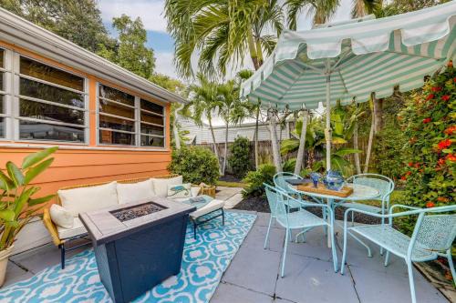 Lake Worth House | Near Concerts & Transit! Historic Hot Tub Cottage