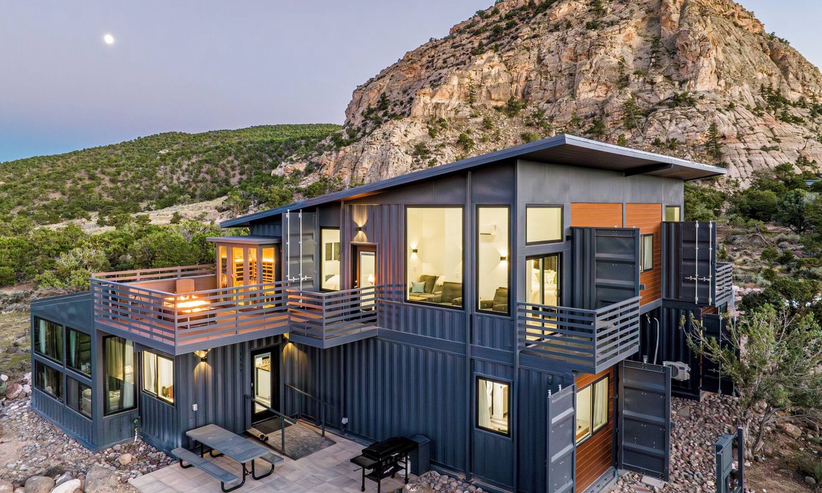 Teasdale Villa | New! Lavish Shipping Container Experience with 3 King Masters & Amazing Views!