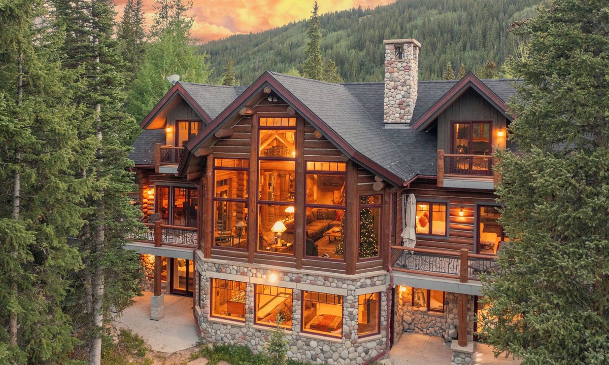 Breckenridge House | NEW LISTING! Luxury log home, nearby shuttle, hot tub, game tables, several sound systems, views!