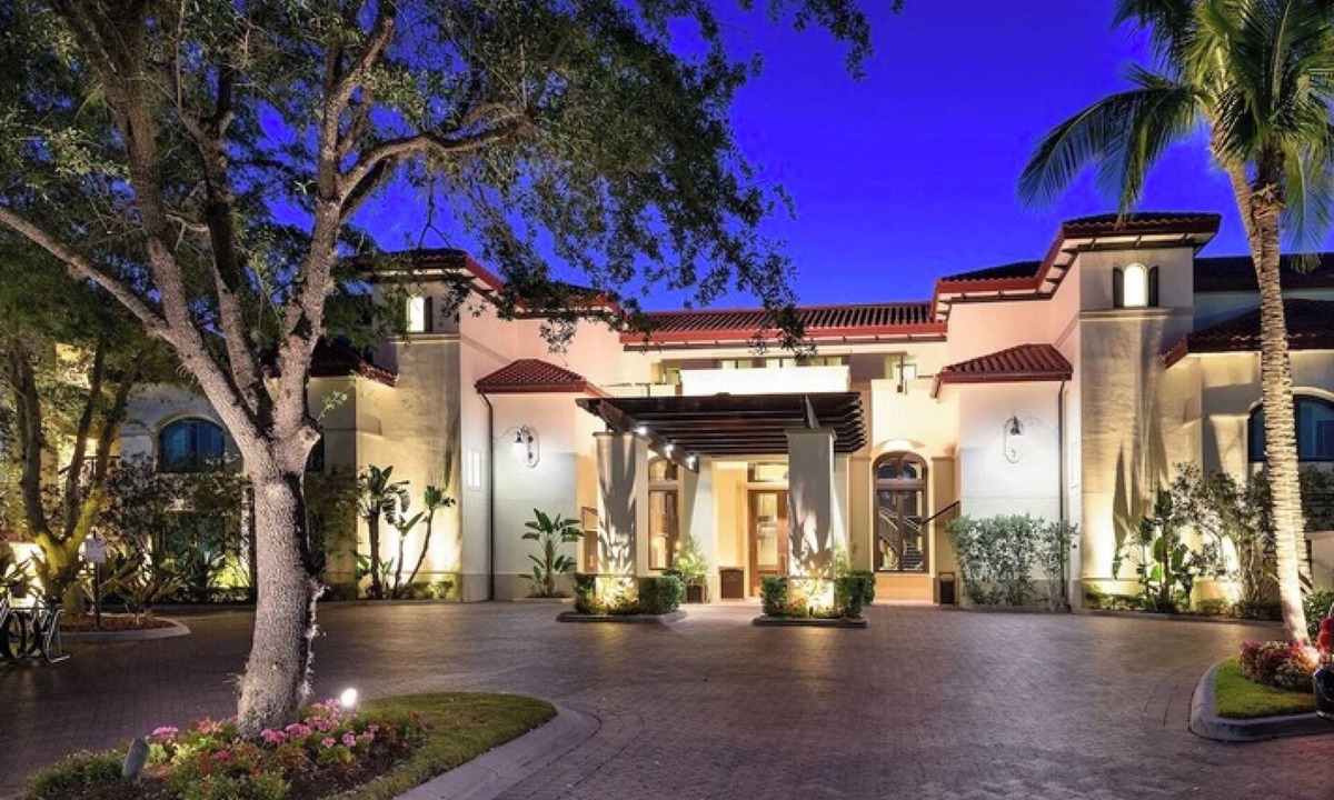 Redevelopment Area Condo | Newly Updated Bellasera Resort 3 Bd Luxury Condo with Pool, Gym and Restaurants