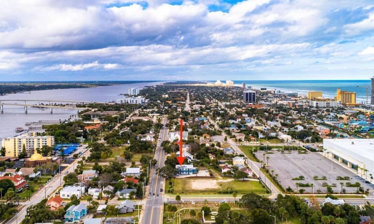 Smith's Memento Apartment | Newly Updated Walk to Beach & Ocean Center