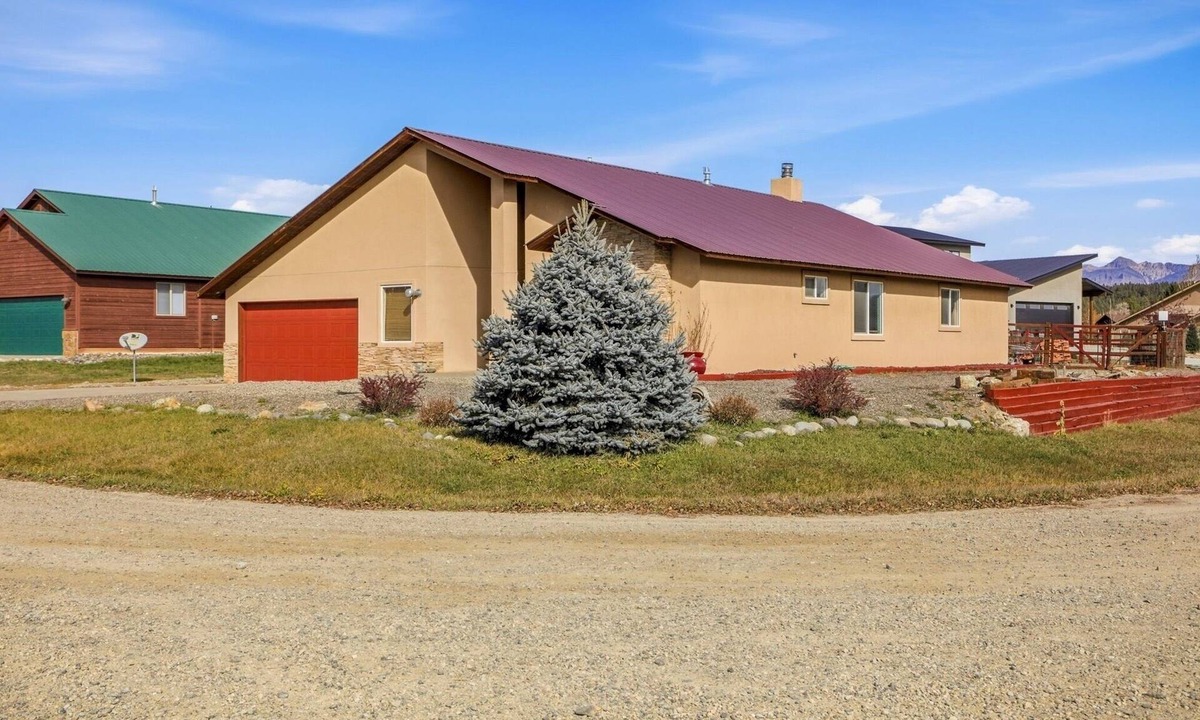 Pagosa Springs Cabin | NICE! 2250 SF VIEWS & LOCATION GAS FRPLCE PAC MAN HOTTUB CORNHOLE HORSESHOES