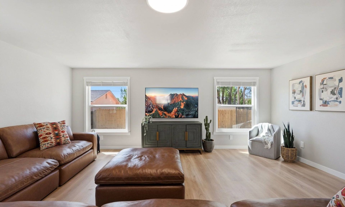 Windsor House | Oak Haus | Group Stay w/Fenced Yard & Game Room