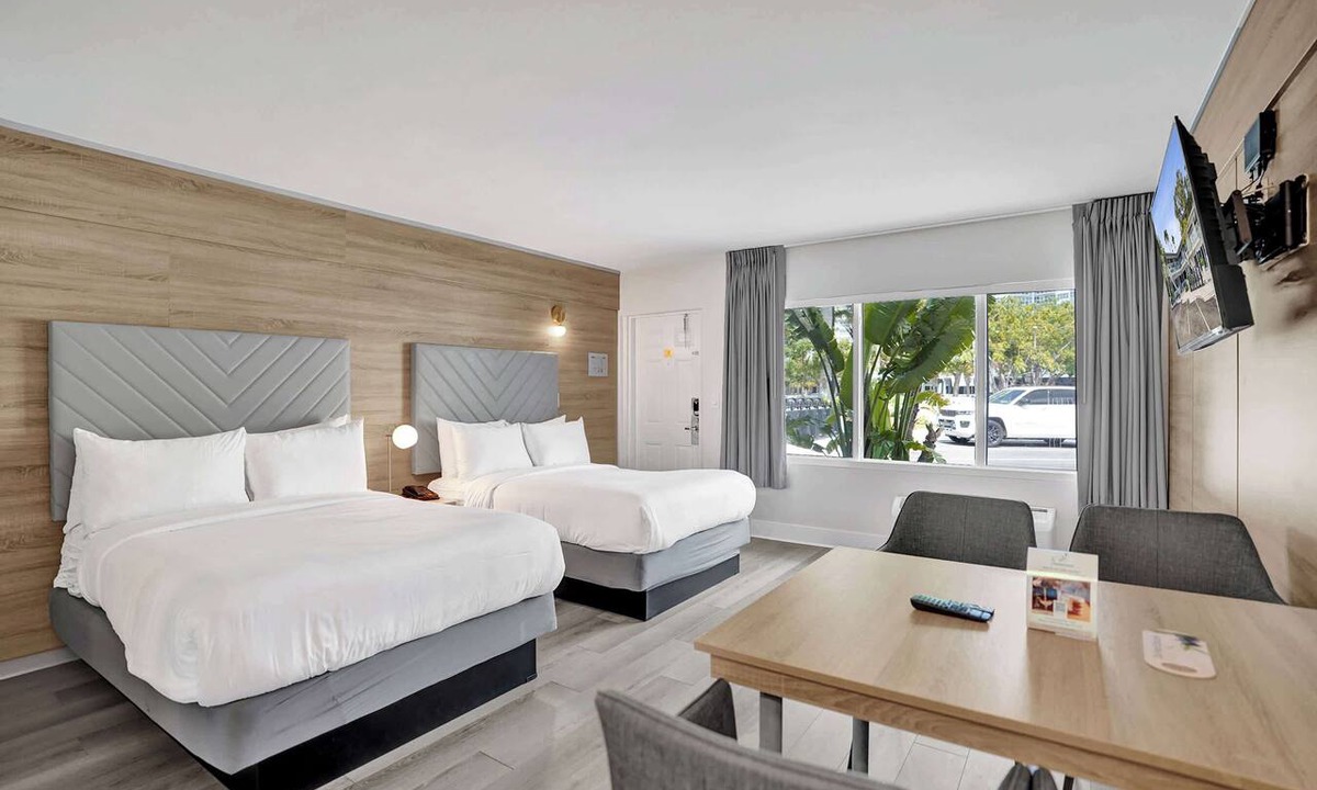 Galt Mile Apartment | Ocean Blvd Two Doubles Suite with Kitchenette!