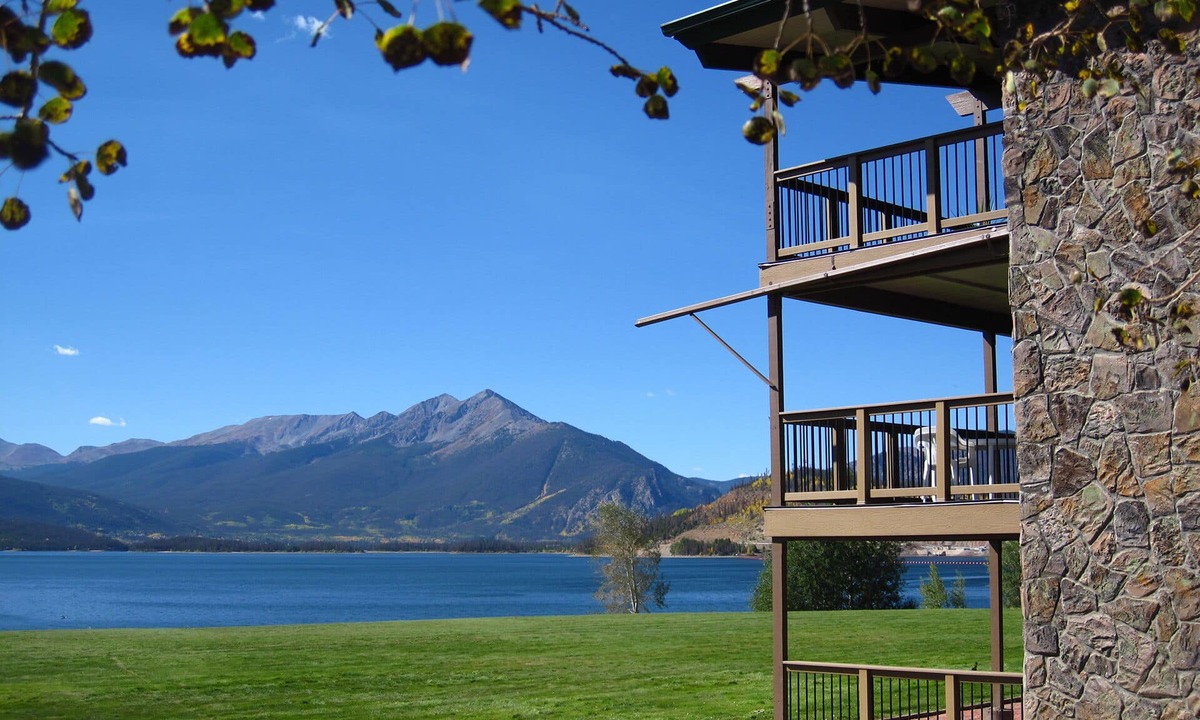 Dillon Condo | On Lake, Patio! Views, Hot Tub. Walk to Amphitheater, Dining, Marina