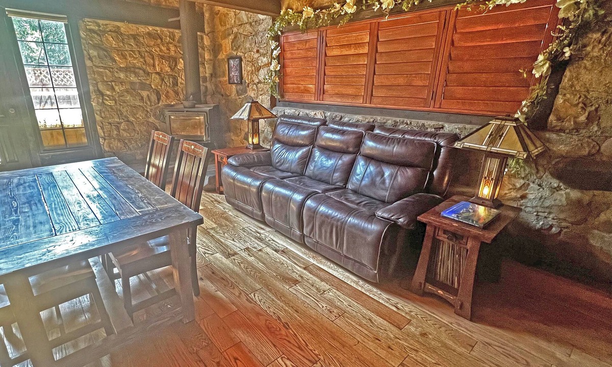 Sandy Cottage | One bedroom cottage with AC, WiFi and hot tub.