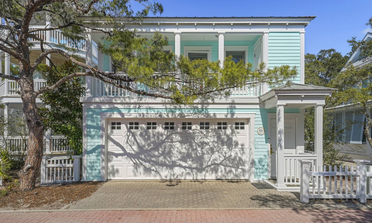 Seaside House | One Bedroom Guest Cottage in Seaside, 8 Houses to Beach + 2 Adult Bikes!