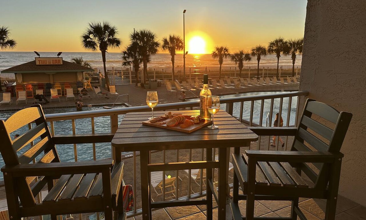 Panama City Beach Condo | One More Summer Trip? Hot Tubs+Pool+Beach Chairs+Tikki Bar, Tootsie's Next Door