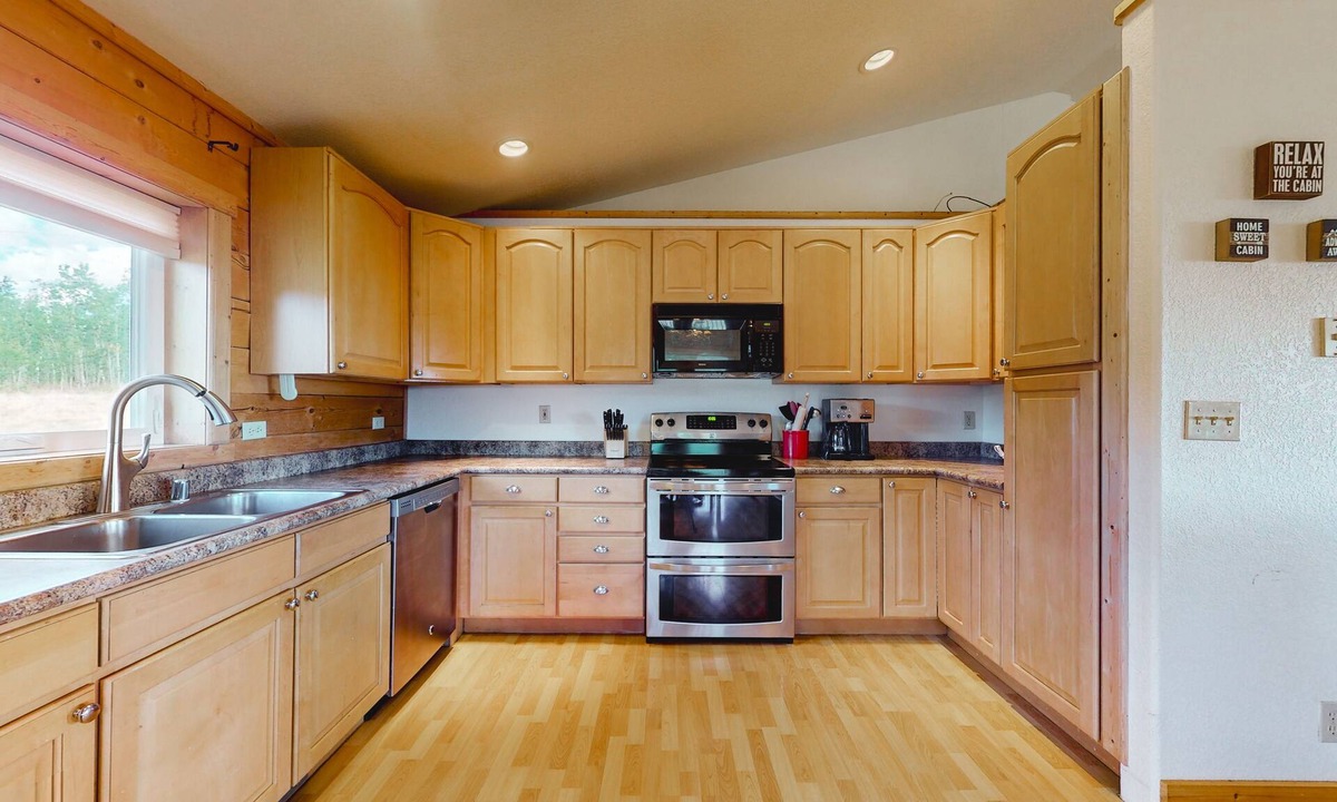 Warm Springs Cabin | Outdoor enthusiast dream cabin with stunning view, private hot tub, dog-friendly