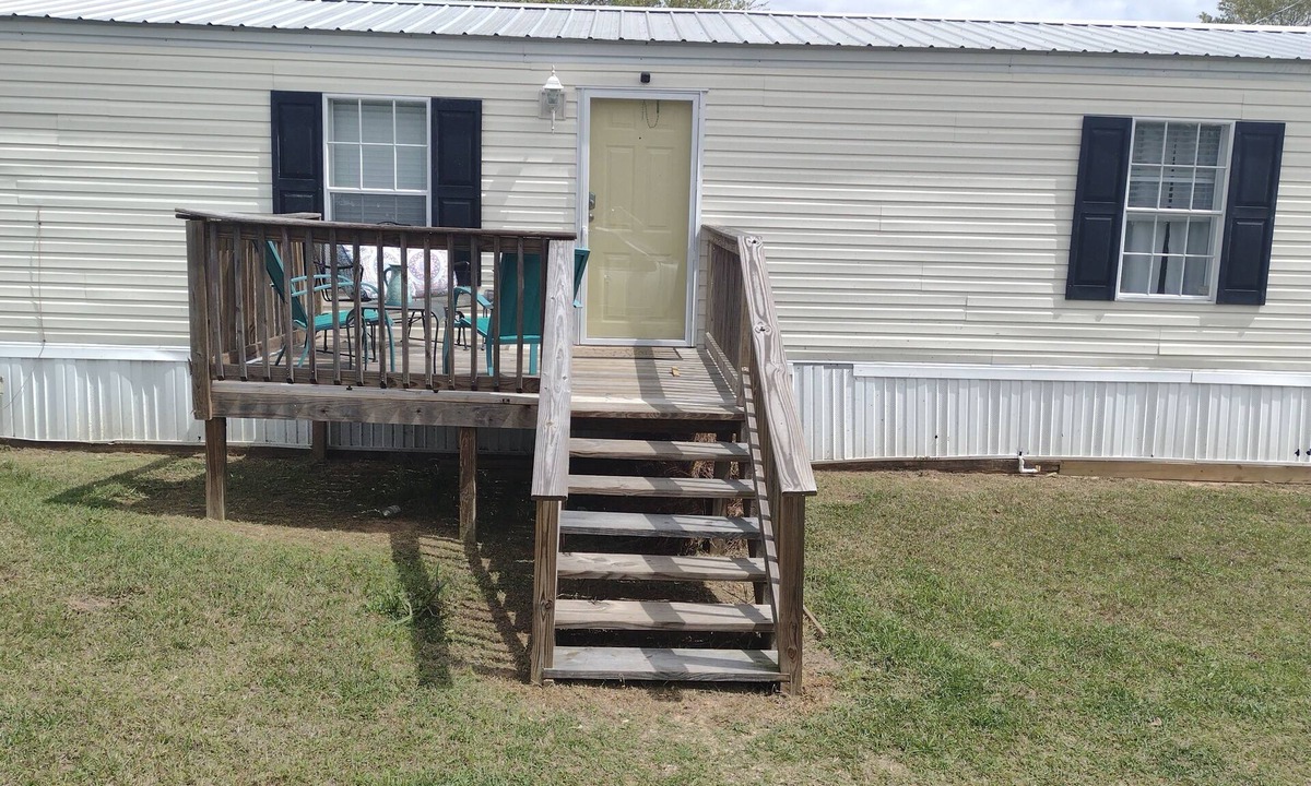 Blountstown House | Outdoorsman's Paradise with wide open spaces and pet friendly!