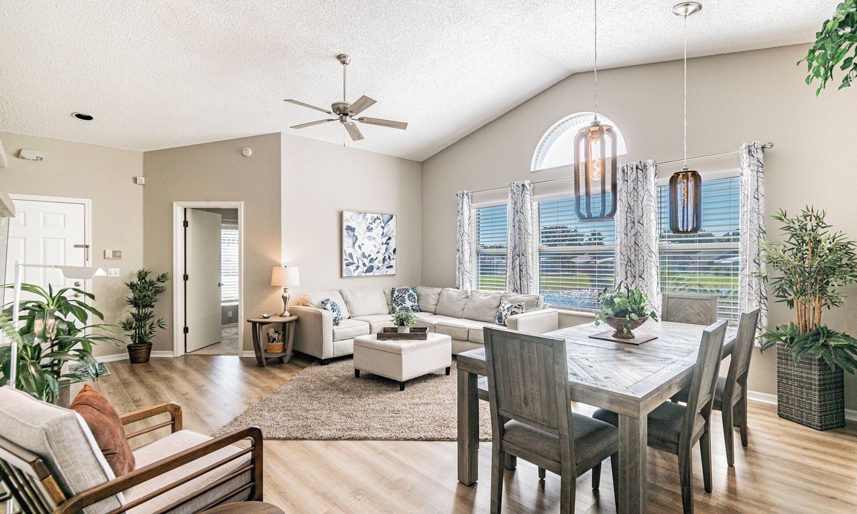 Lindfields House | Paradise Found! PRIVATE Pool Home Near Disney! FREE Pool Heat, Sleeps 7, Lake!
