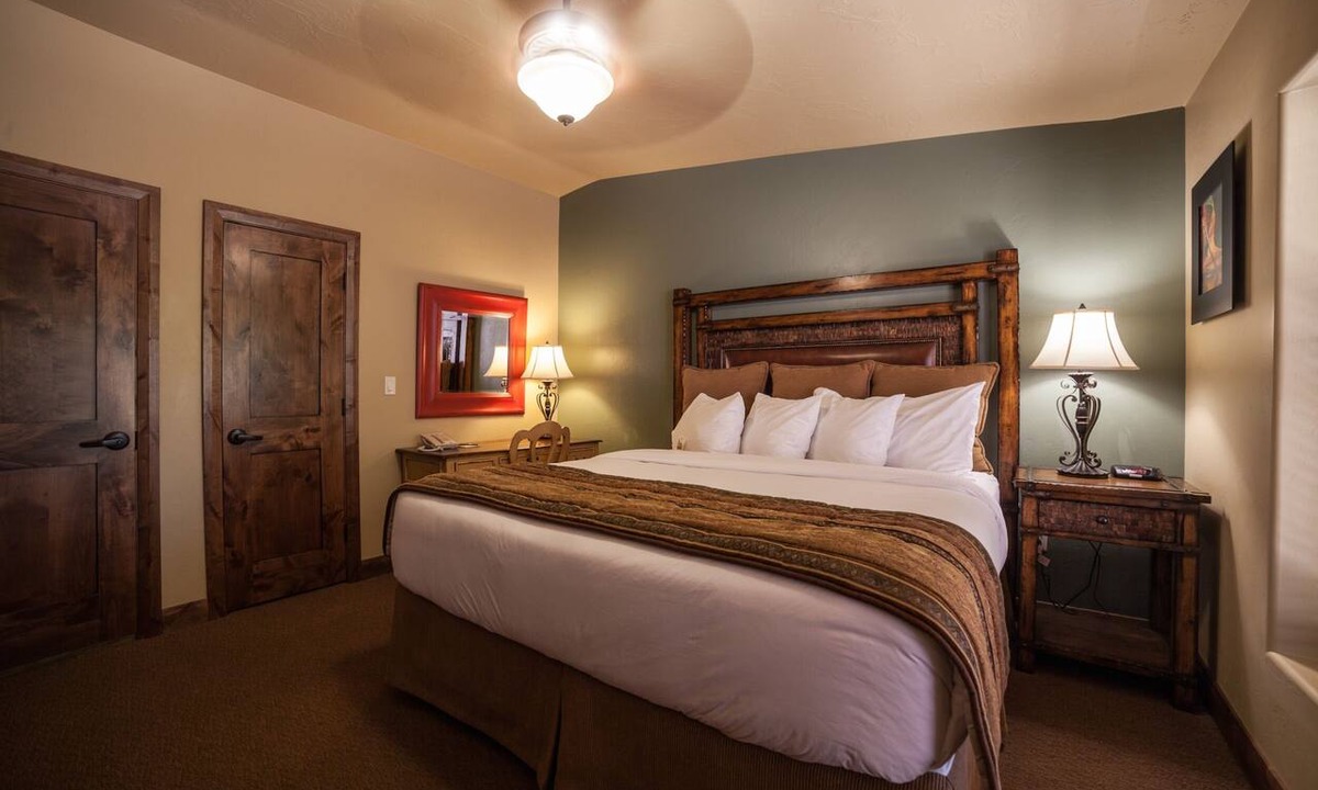 Zion National Park South Entrance Hotel | Park Access Suite | 1 Unit | 1.2 Miles to Oscar’s Café & DeZion Art Gallery Art