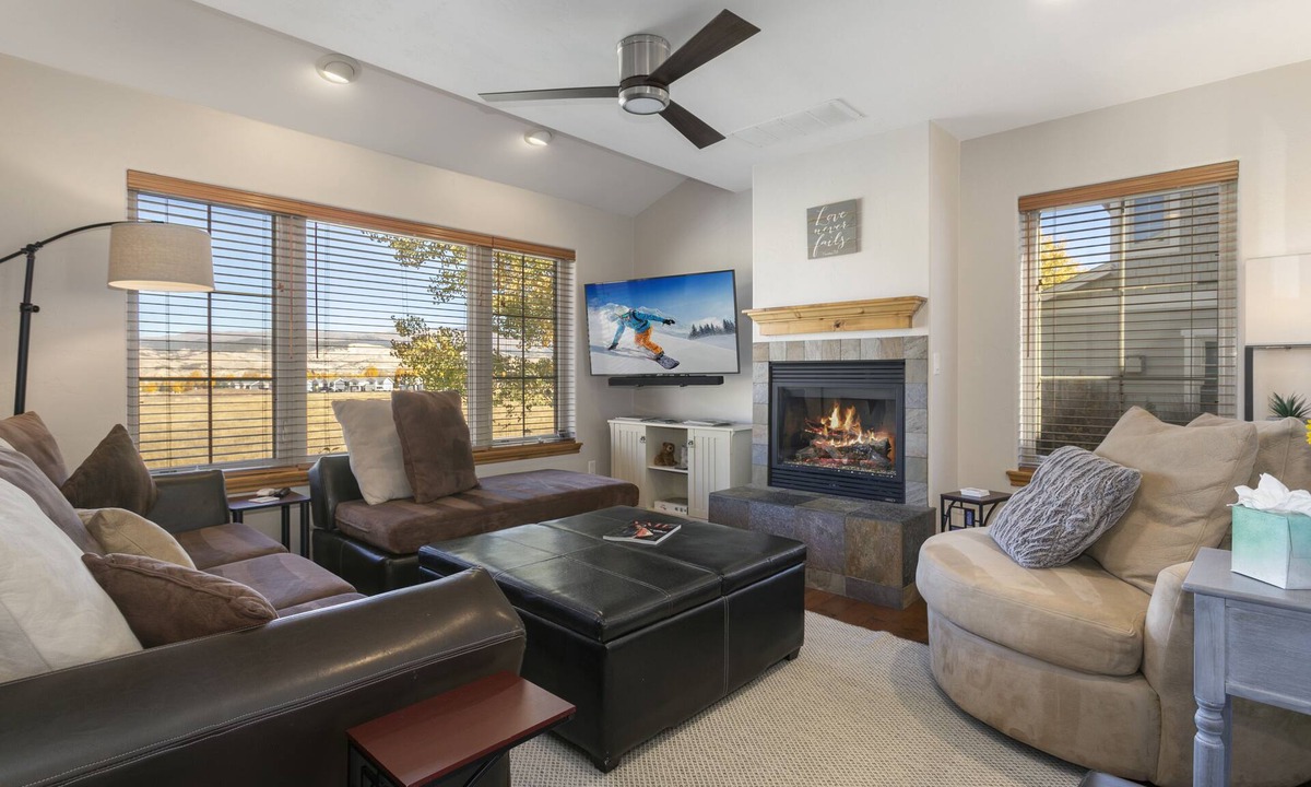 Gypsum House | Peaceful Mountain Comfort with workspace & garage. 28+Day guests welcome!