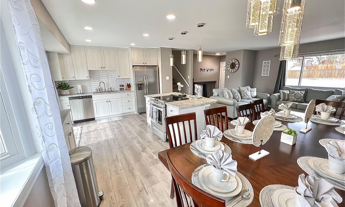 Rustic Hills House | Pet Friendly 4bdrm/2bath close to all attractions. Mtn views Sleeps 12+