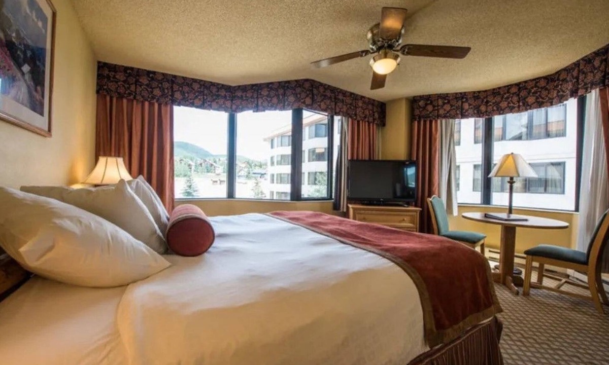 Mount Crested Butte Hotel | Pet-Friendly King Room | Pools and Near The Slopes