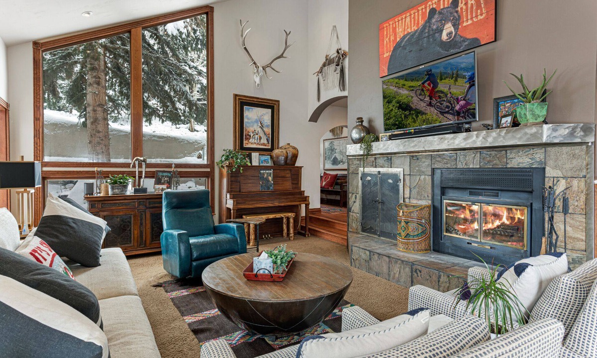 Highland Meadows House | Pet Friendly Luxury Home with Private Hot Tub + Woodburning Fireplace