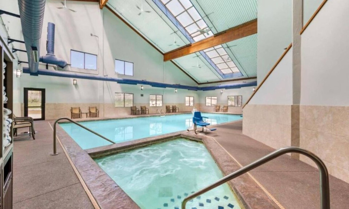 Eagle Hotel | Pet-Friendly Standard King Room +Free Breakfast, Parking, & Shuttle| Pool Access