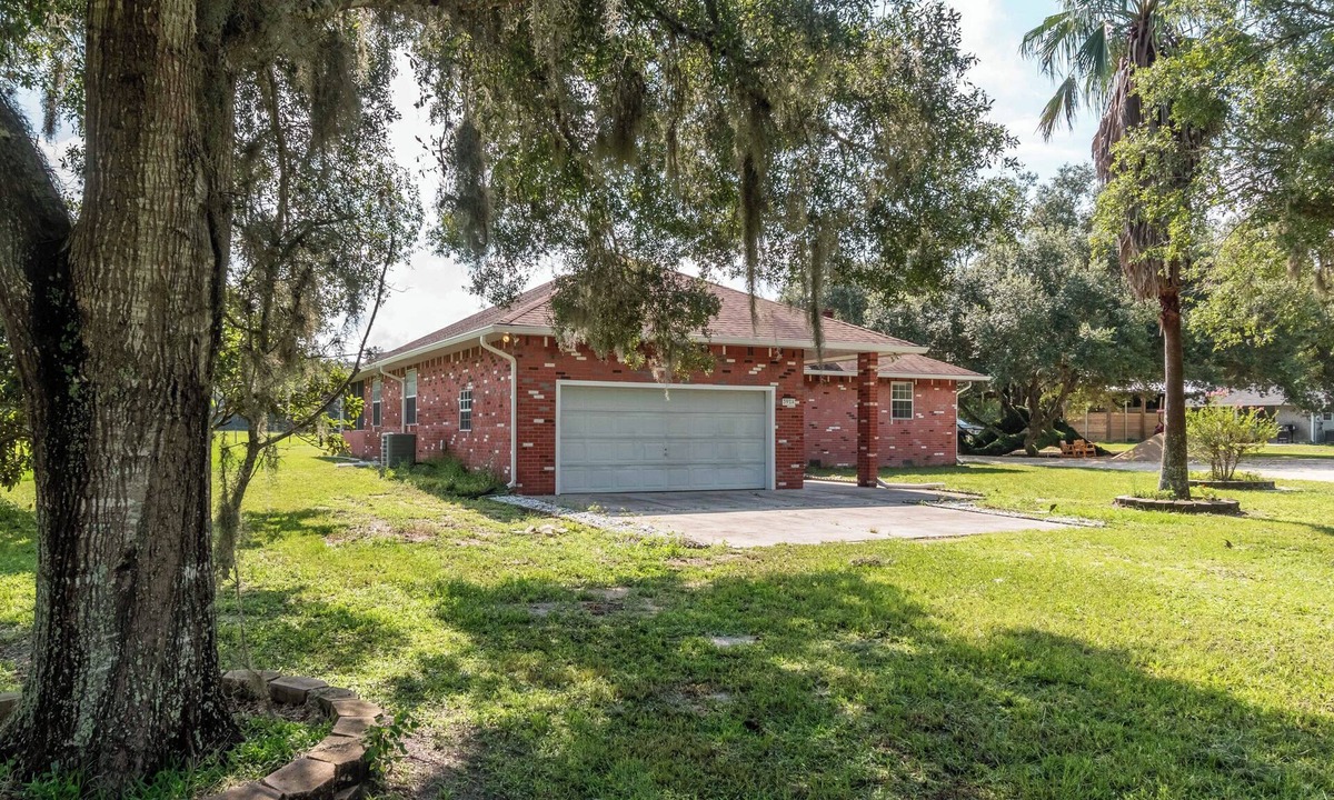 Williston Other | Pet friendly updated home close to HITS, WEC, Rainbow Springs, and Devils Den!