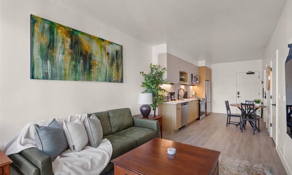 People's Freeway Apartment | Pool! Hot tub+Sauna+Parking+Gym 1 KG/1BA- DWTN!