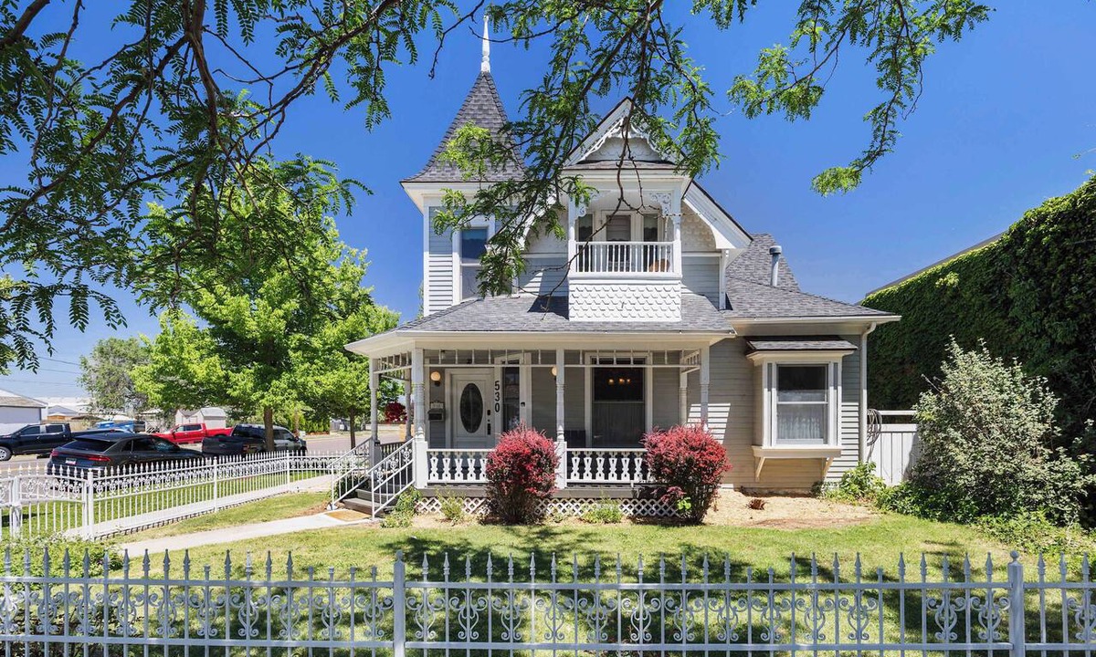 Windsor House | Porter House Victorian | Hot tub & King Suite