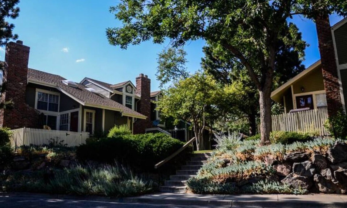 Aurora House | Private 2 bedroom Colorado Townhouse with 2 Car attached Garage Parking