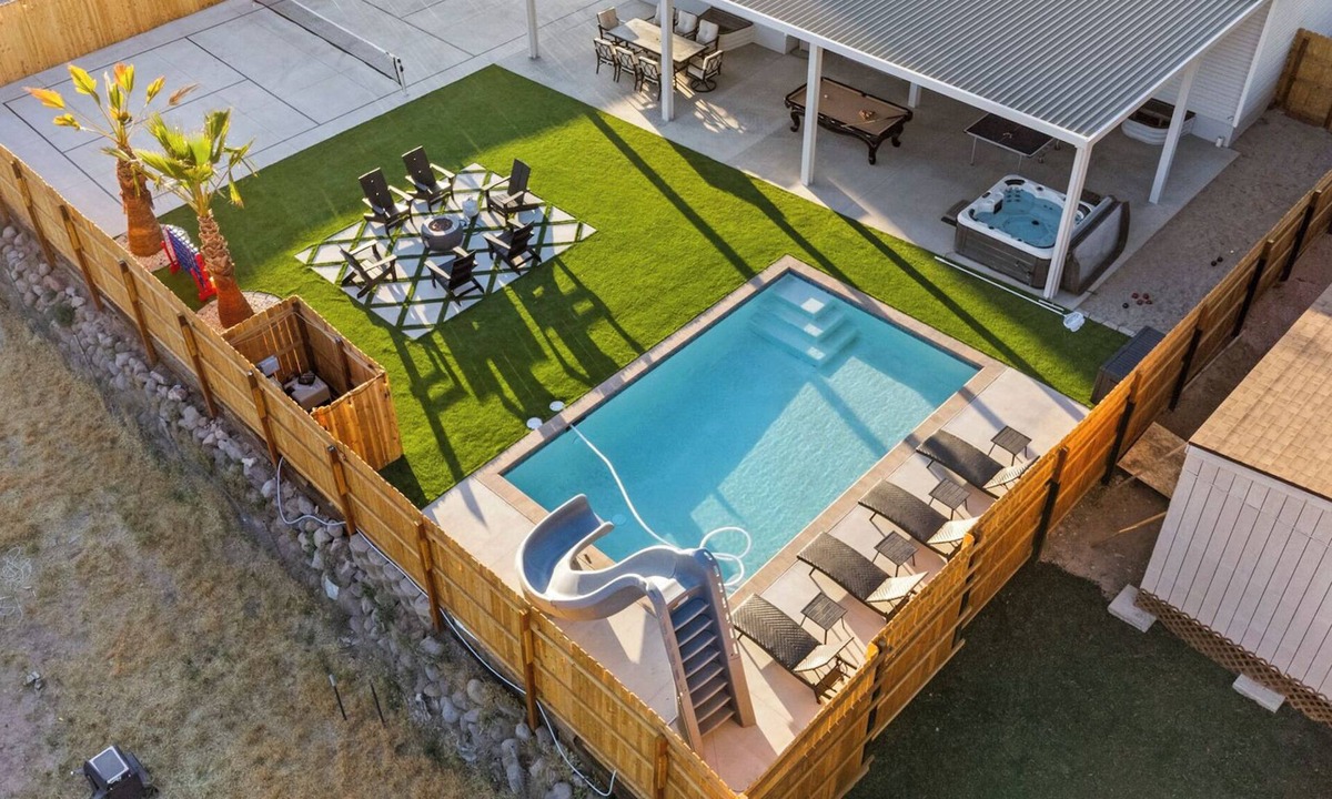 La Verkin House | Private heated pool/hot tub, pickleball mini golf. 9 Bdrms. 4 bath. EV charger.