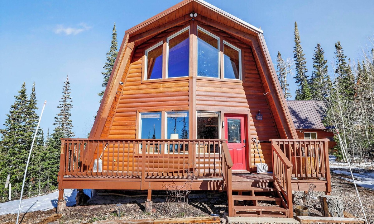 Steam Engine Meadows Cabin | Private Mountain View Cabin, Hot Tub, 2BR + Loft, Minutes to Slopes