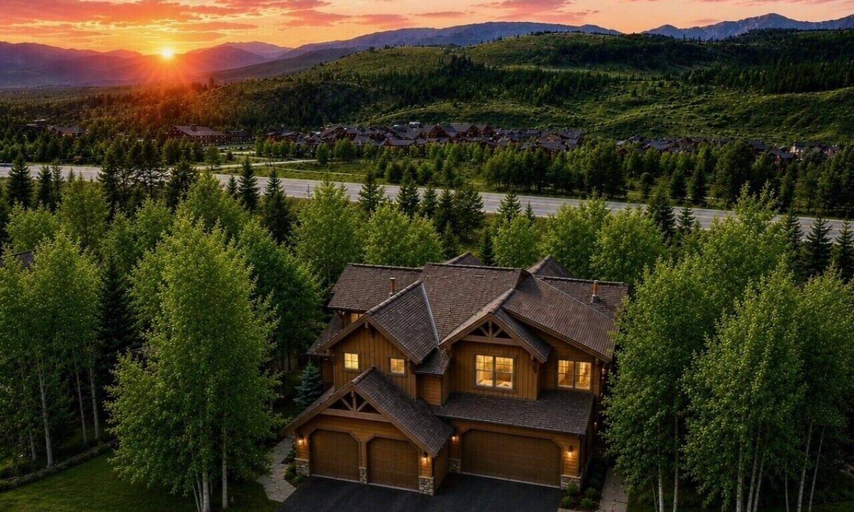 The Highlands House | Private Ski Shuttle, Hot Tub, Hiking Trails, Golf Course, 6 mins to town
