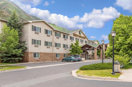 Glenwood Springs Hotel | Quality Inn & Suites On The River