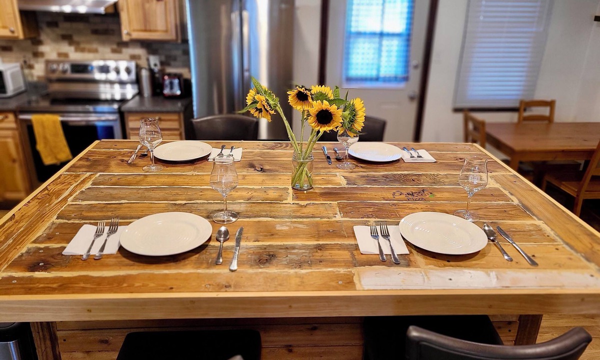 Laporte House | Quick access to state parks & bike trails. Giant backyard, pet-friendly!