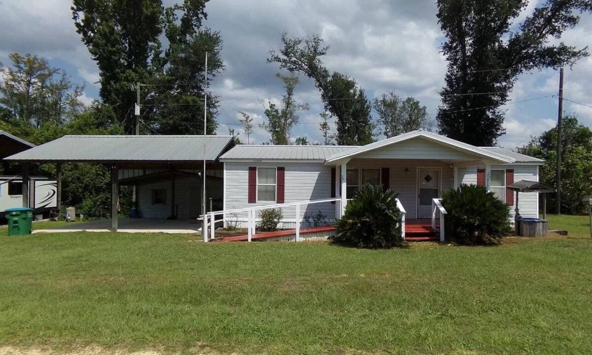 Clarksville Cottage | Quick Drive To Multiple Beaches! Chipola Cottage with Private Boat Ramp