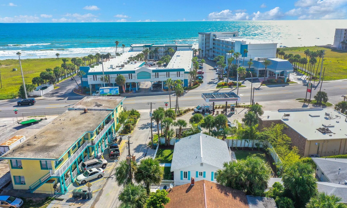 South Peninsula Historic District House | Rare Find 3 Bedroom, Ocean Steps Away, 3+ Parking, Walkable Restaurants