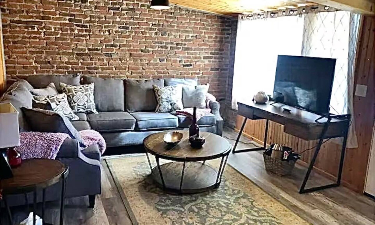 Westcliffe Hotel | Ravens Little Brick Lodge on Main, King, Living Rm, Kitchen, Grill, Dog ok