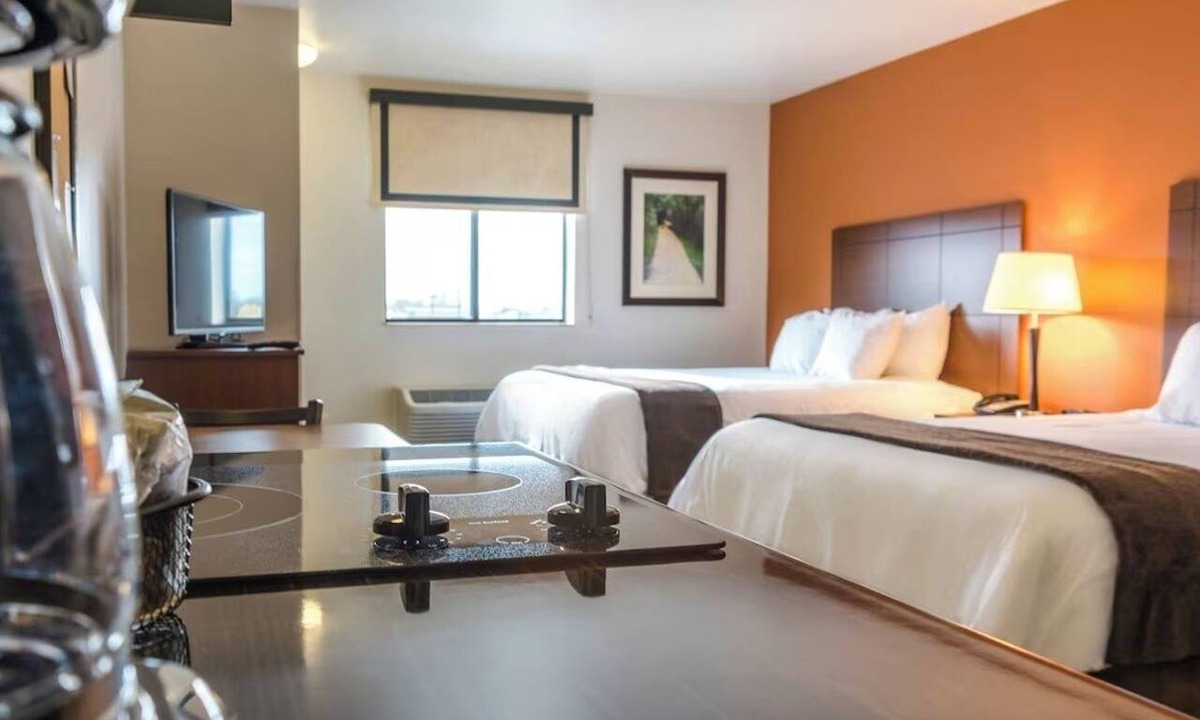 Soncy Hotel | Relax and Cook in a Spacious Suite with Kitchen Near Austin Park and Route 66