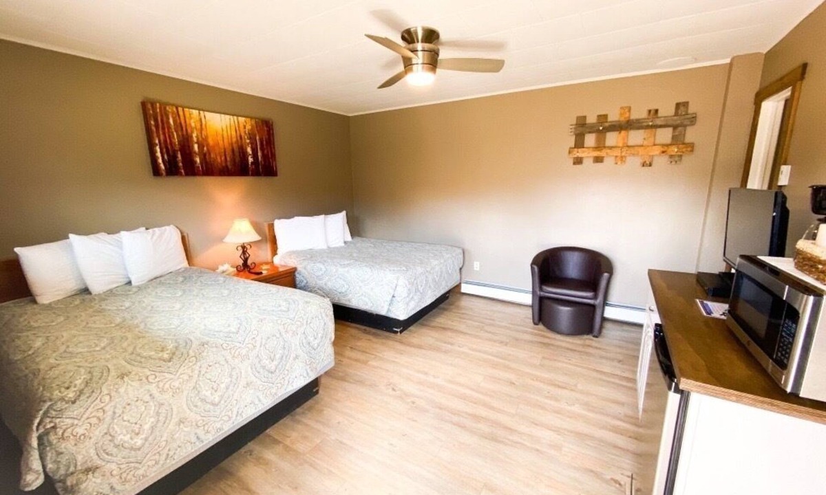 Oak Creek Hotel | Relaxing Getaway in our Classic Room at Lodges of Oak Creek!