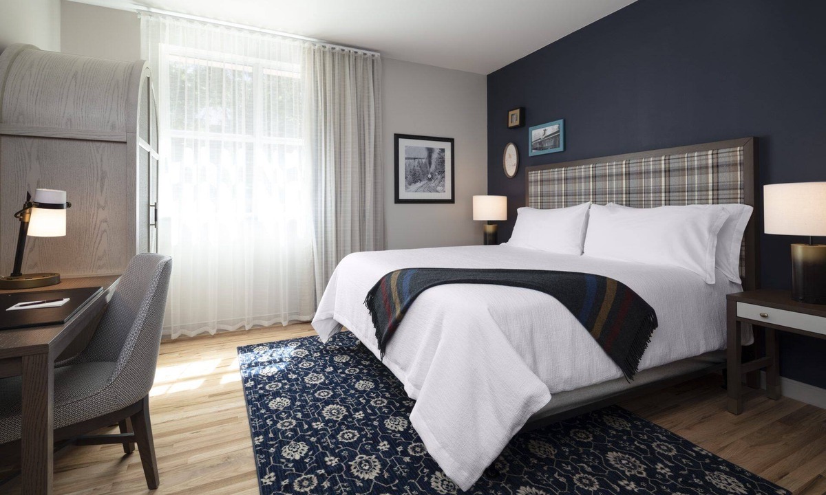 Glenwood Springs Hotel | Relaxing Retreat – Walk to Hot Springs & More! Pets Allowed, Onsite Parking