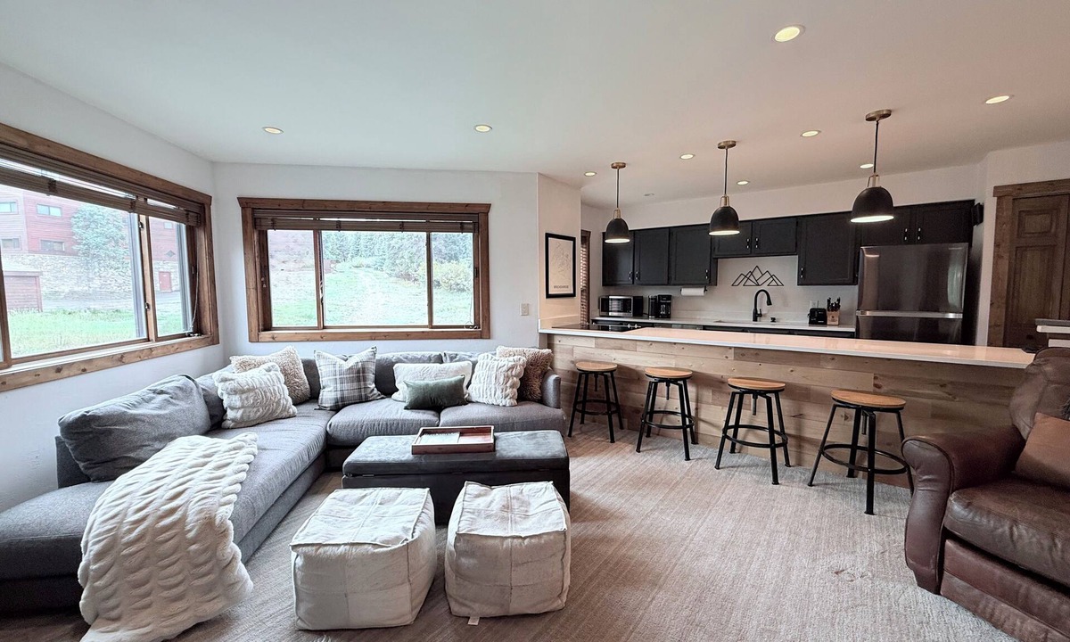 Historic District Condo | REMODELED Cozy Mountain Modern Ski-in 1 block to Heart of Breckenridge Hot Tubs