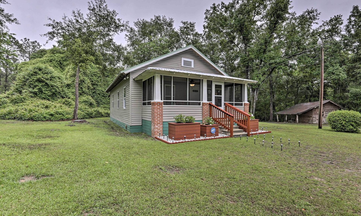Quincy House | Renovated Home w/Screened-In Patio on Hwy 90!