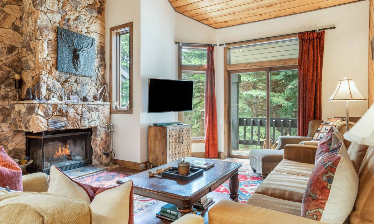 Avon House | Ridgepoint 202 | Updated 3BR+Loft Ski-Way Townhome