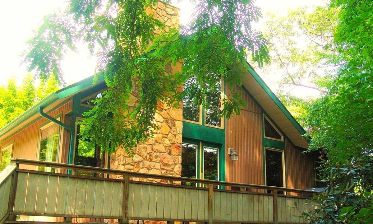 Confluence Cabin | Riverfront Cabin Rental with a Private Beach on Youghiogheny River near Pittsburgh, Pennsylvania