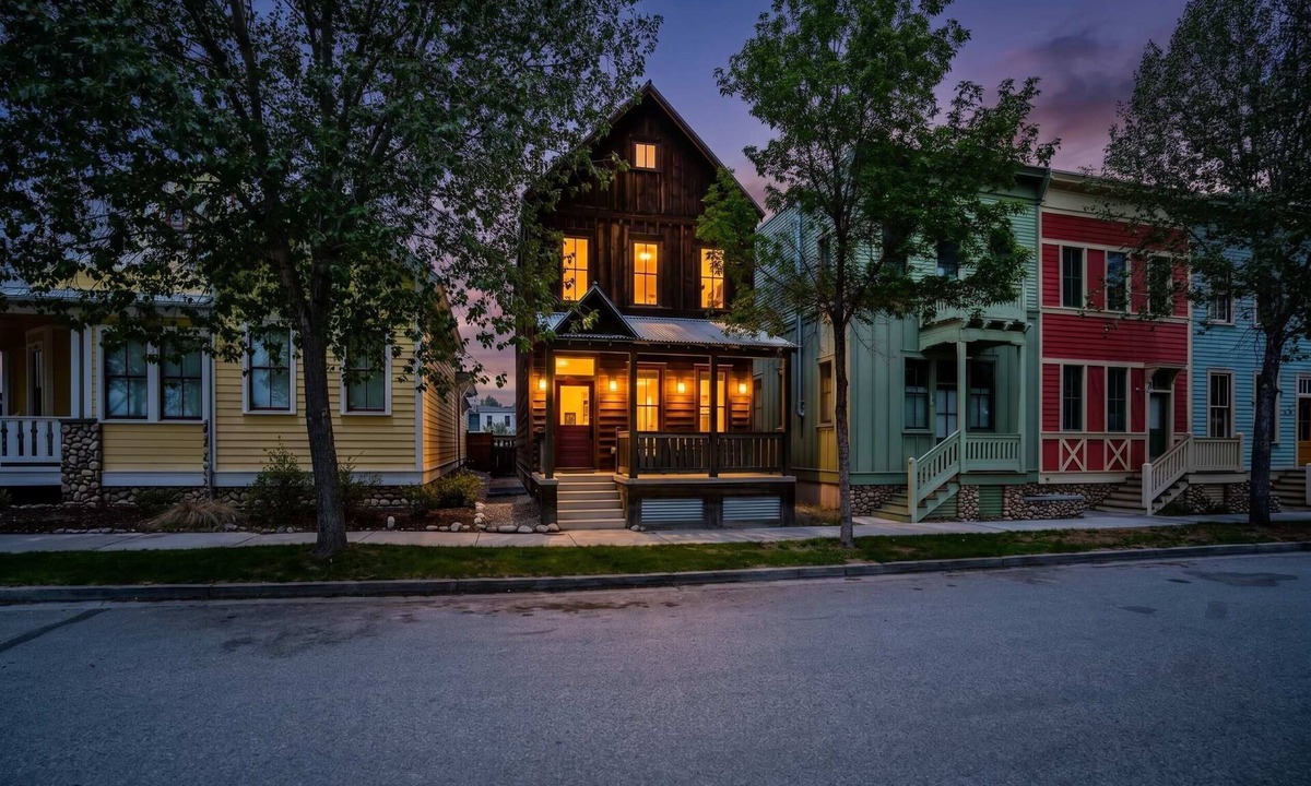 Buena Vista House | Riverwalk Path! Heart of South Main w/Peak Views
