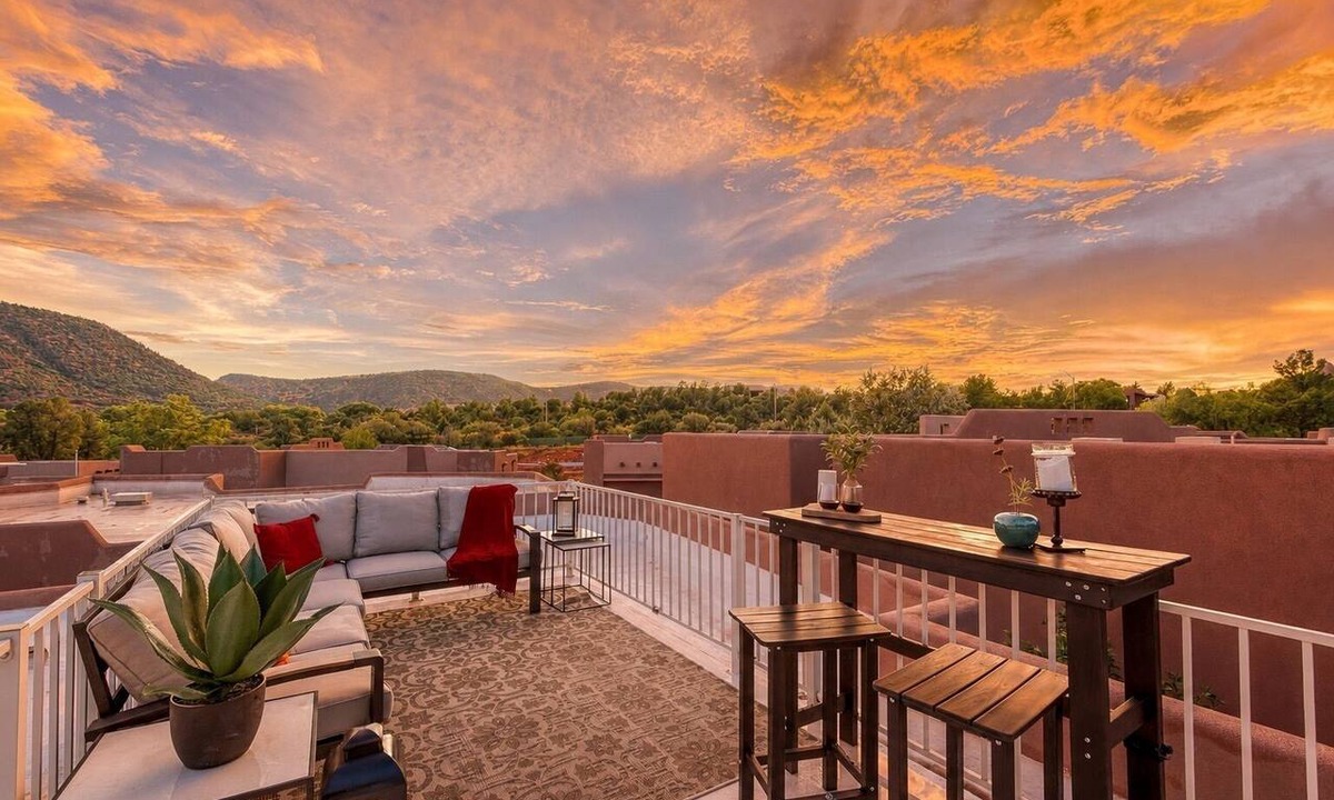 Oak Creek House | Rooftop Views, Walk to Trails, Dining & Coffee, Pet Friendly!