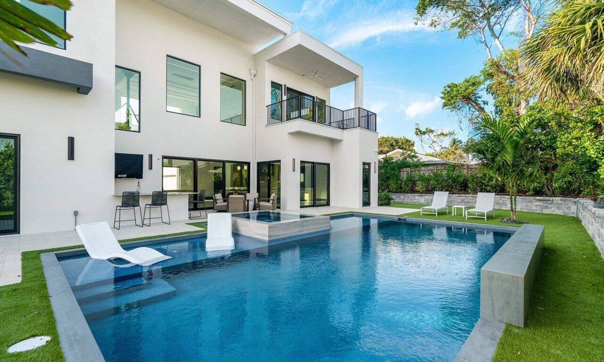 Juno Beach House | SALT HAUS Top Rated 6BR/6BAContemporary Retreat, Heated Pool/Spa. Walk to Beach!