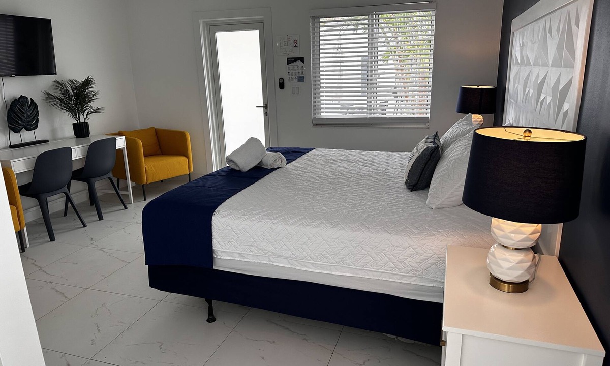 Lauderdale-by-the-Sea Hotel | Sapphire by the Sea Unit 12 King Bed, kitchenette, pool view, Sleeps 2