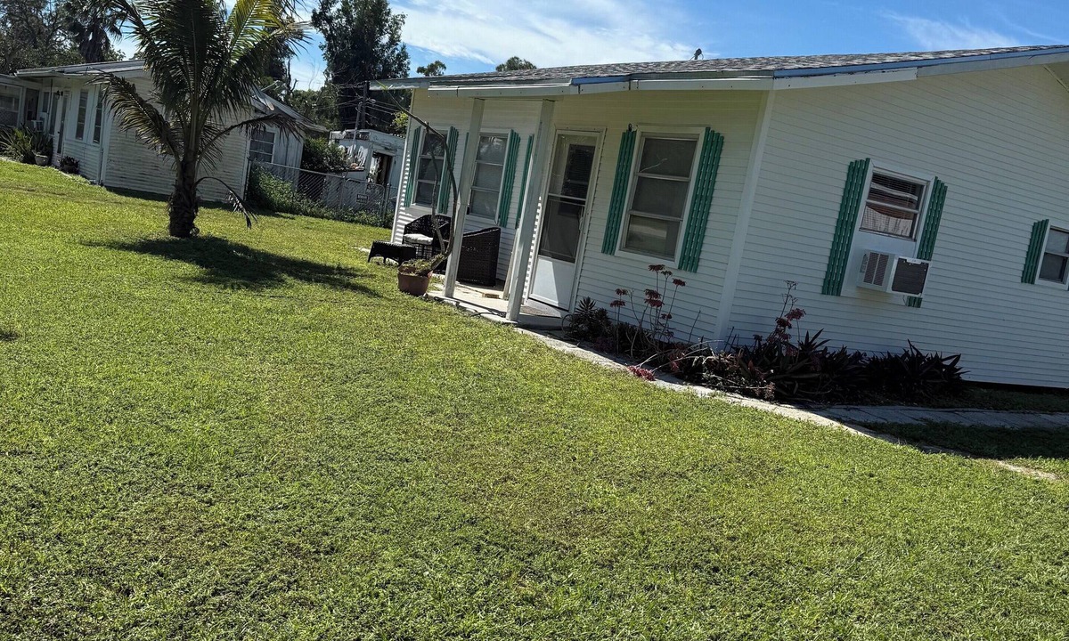 Estero House | Secluded private 2-bedroom house in Estero walking distance to Starbucks etc.